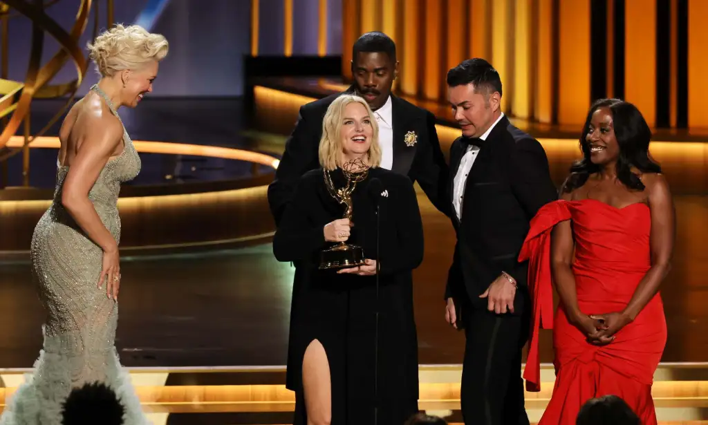 Sarah Kate Ellis, directora ejecutiva de GLAAD, recibe el premio del Gobernador en los premios Emmy