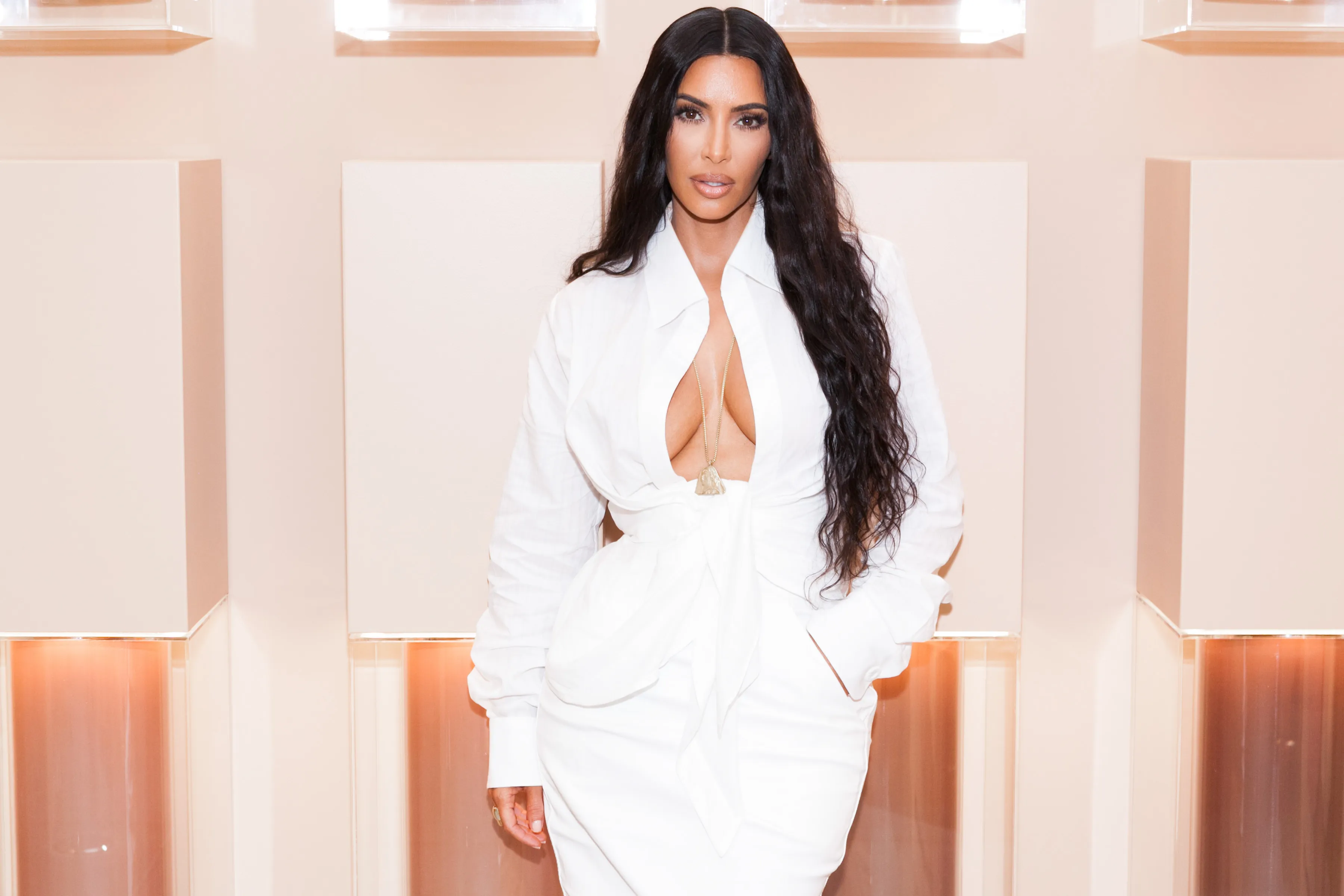 El recorrido por la oficina de Kim Kardashian con una cama de terapia con luz roja provoca reacciones violentas: 'La gente se muere de hambre y de frío'
