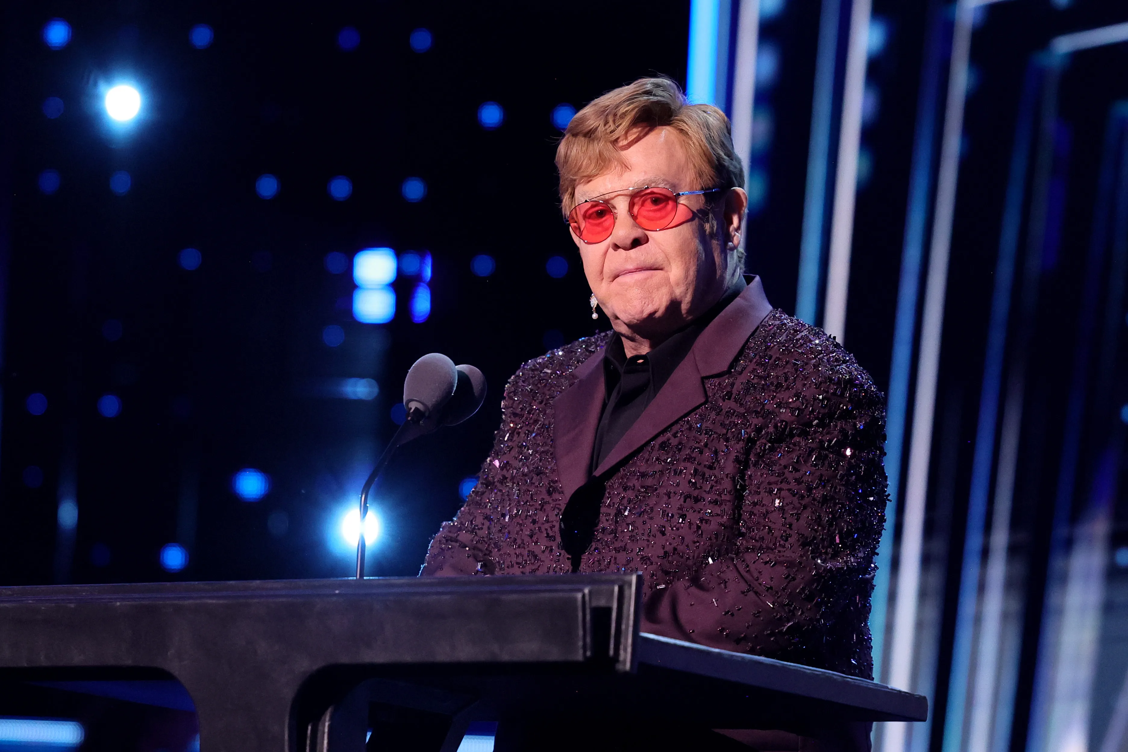 Elton John se está 'curando' de una infección ocular que le dejó con 'visión limitada' en un ojo