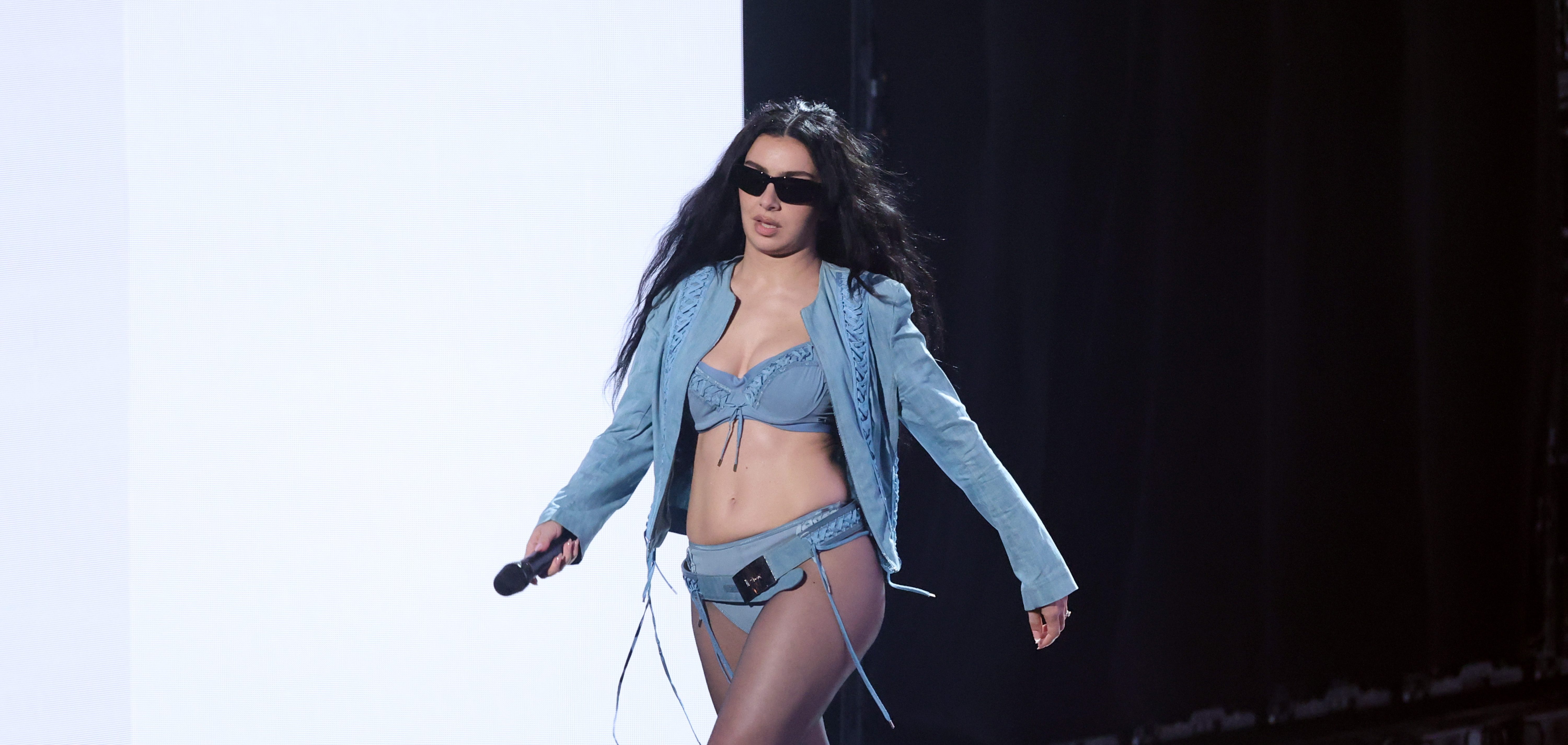 Charli XCX inunda la etapa con ropa interior durante la actuación de Grammys con Julia Fox y Alex Consani