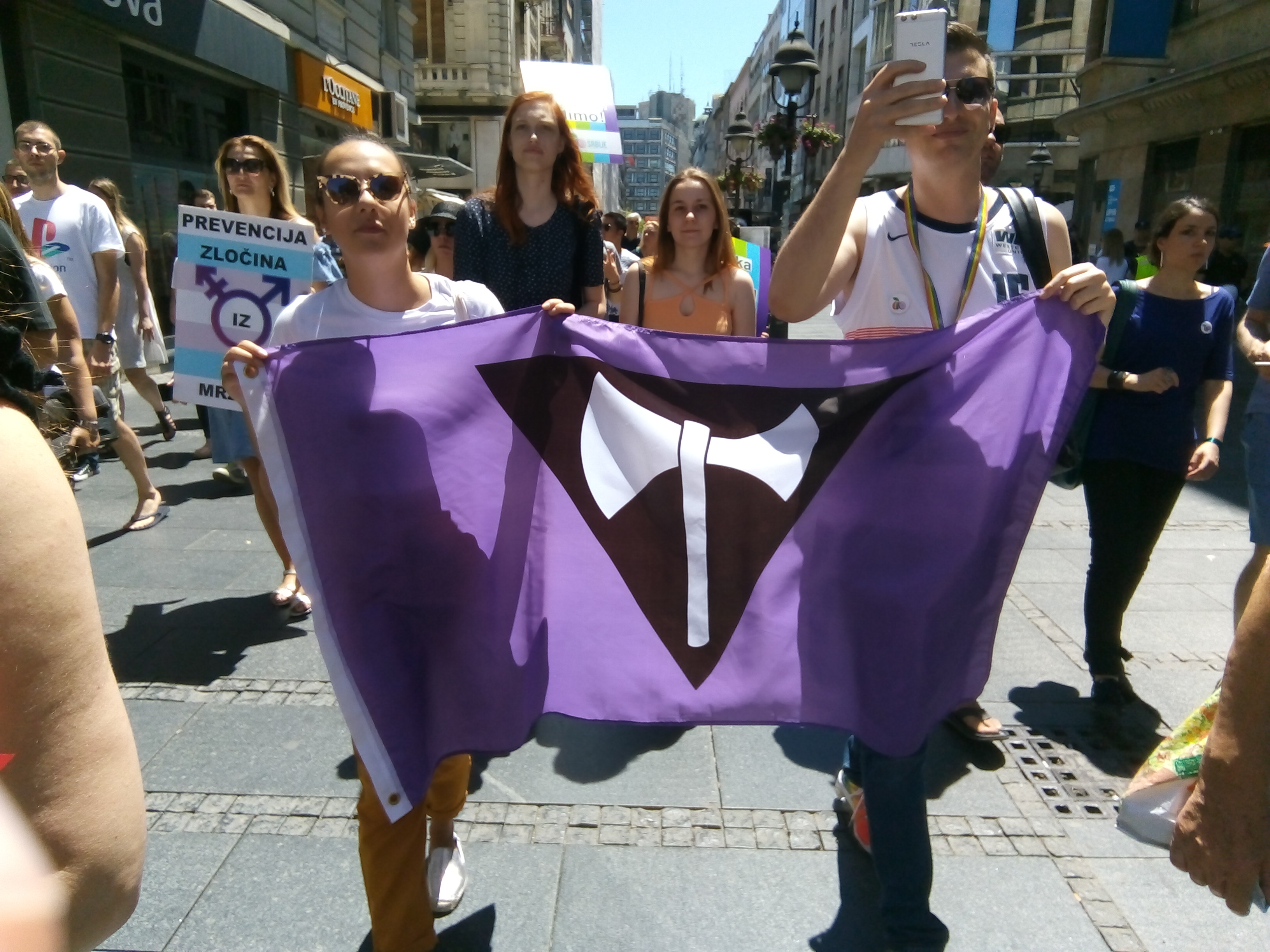 ¿Por qué las lesbianas se identifican con un símbolo del hacha? La historia y el significado de la bandera del orgullo labrys
