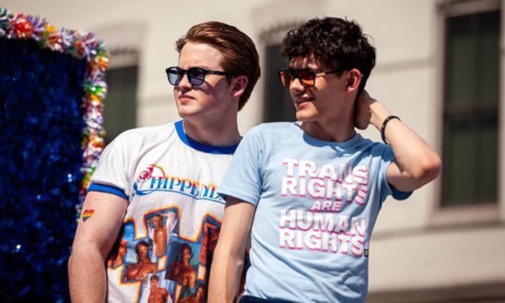 Kit Connor y Joe Locke Stop Hearts en DC Pride Parade