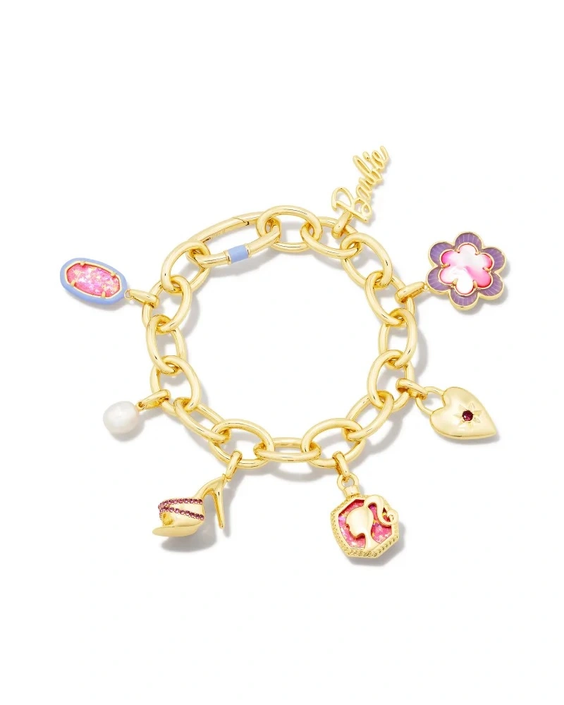 La pulsera con dijes de la colección Kendra Scott x Barbie.