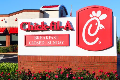 La cadena de comida rápida Chick-fil-A es propiedad de conservadores religiosos y cierra los domingos.
