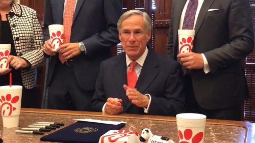 Greg Abbott rodeado de Chick-fil-A