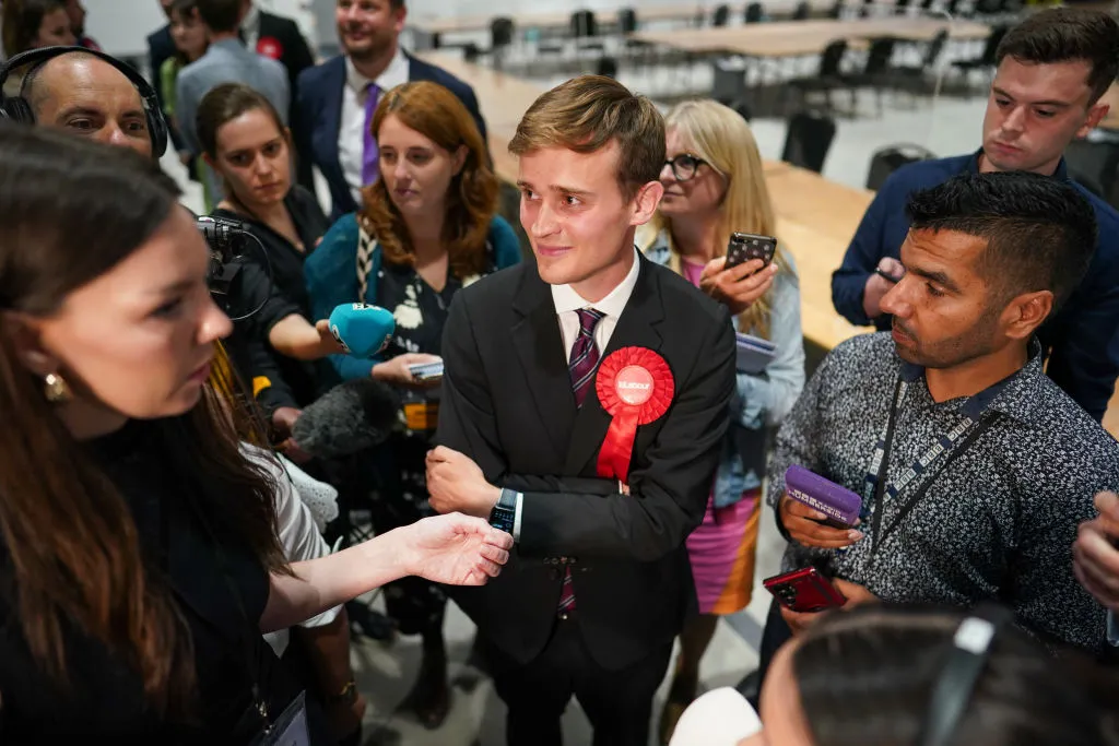 Keir Mather celebra ganar con 16.456 votos las elecciones parciales de Selby y Ainsty el 21 de julio de 2023 en Selby, Inglaterra.
