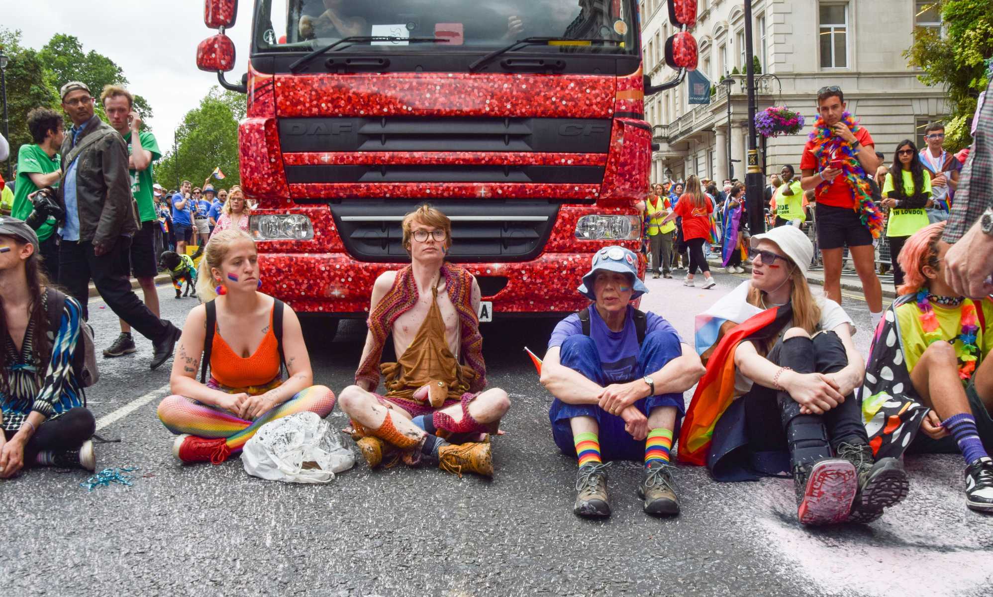 Cinco manifestantes de Just Stop Oil acusados ​​después de bloquear el desfile del Orgullo en Londres