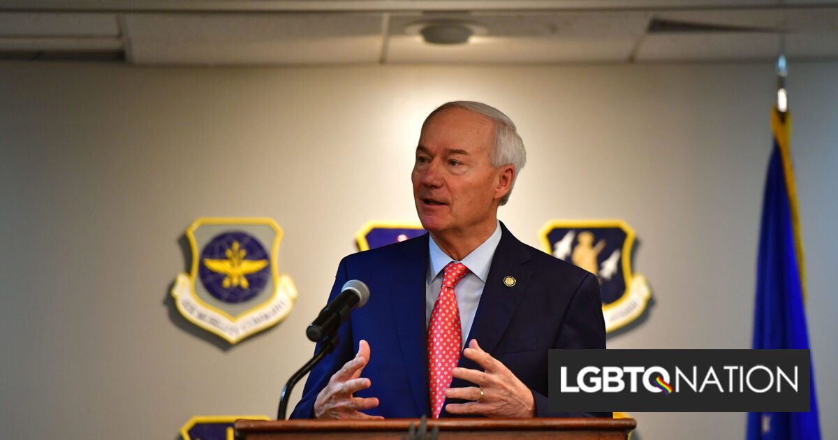 El exjefe republicano defiende el veto de la ley dirigida a los jóvenes trans en una entrevista con Tucker Carlson