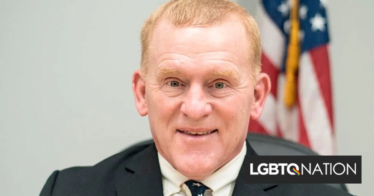 Miembro de la junta escolar censurado por aparentemente respaldar la violencia anti-LGBTQ+ con una imagen extraña