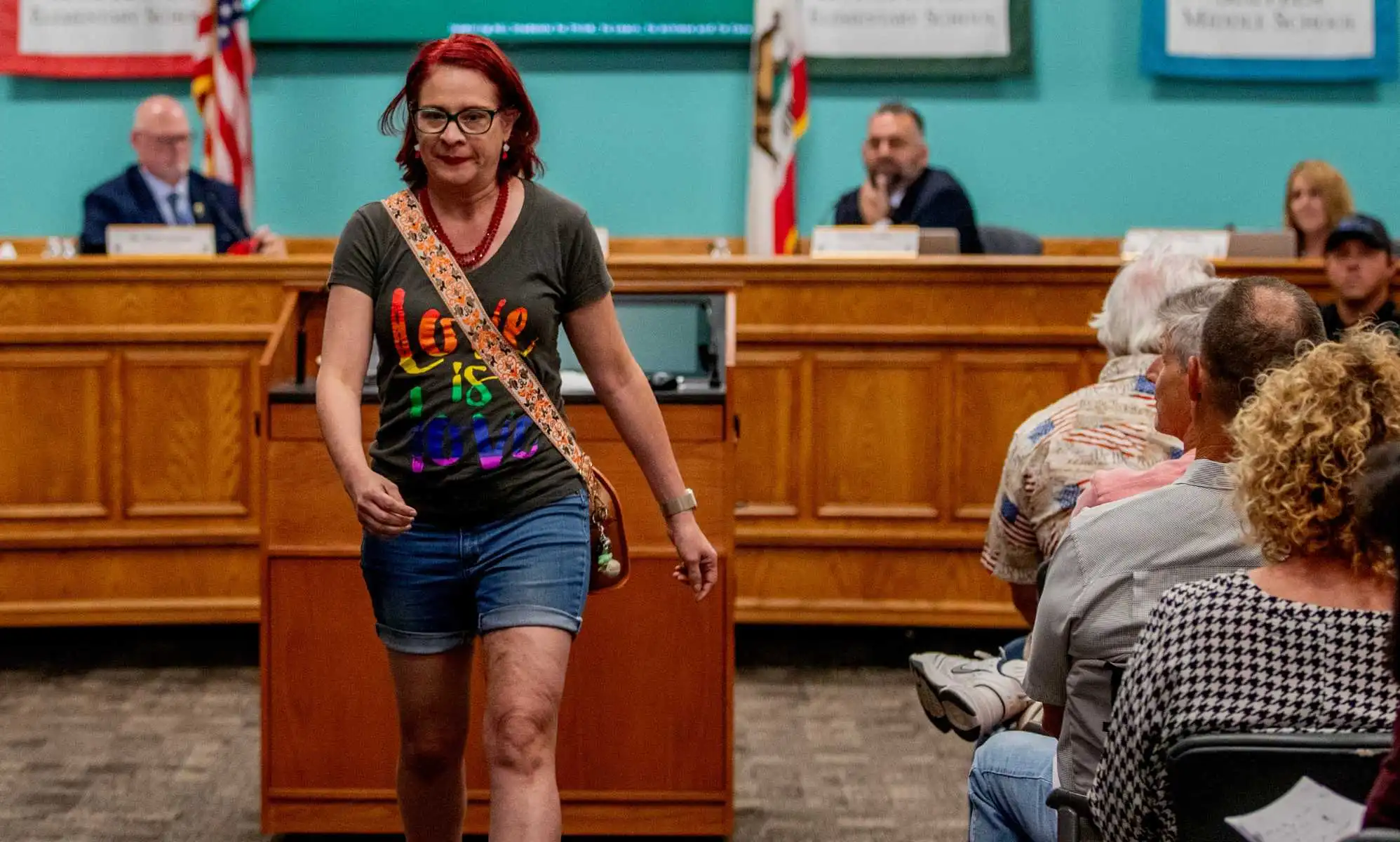 Distrito escolar de California aprueba sacar niños trans a padres