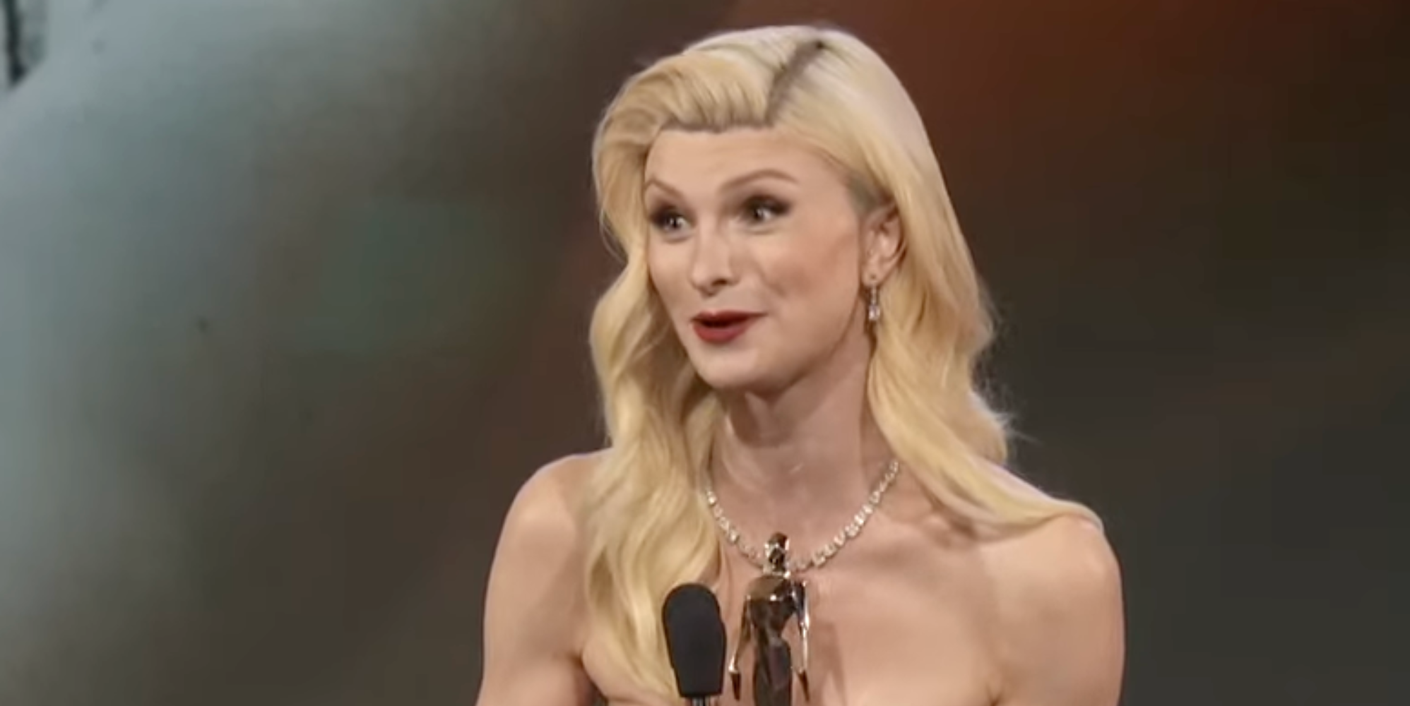 Dylan Mulvaney accepts Streamy Award for