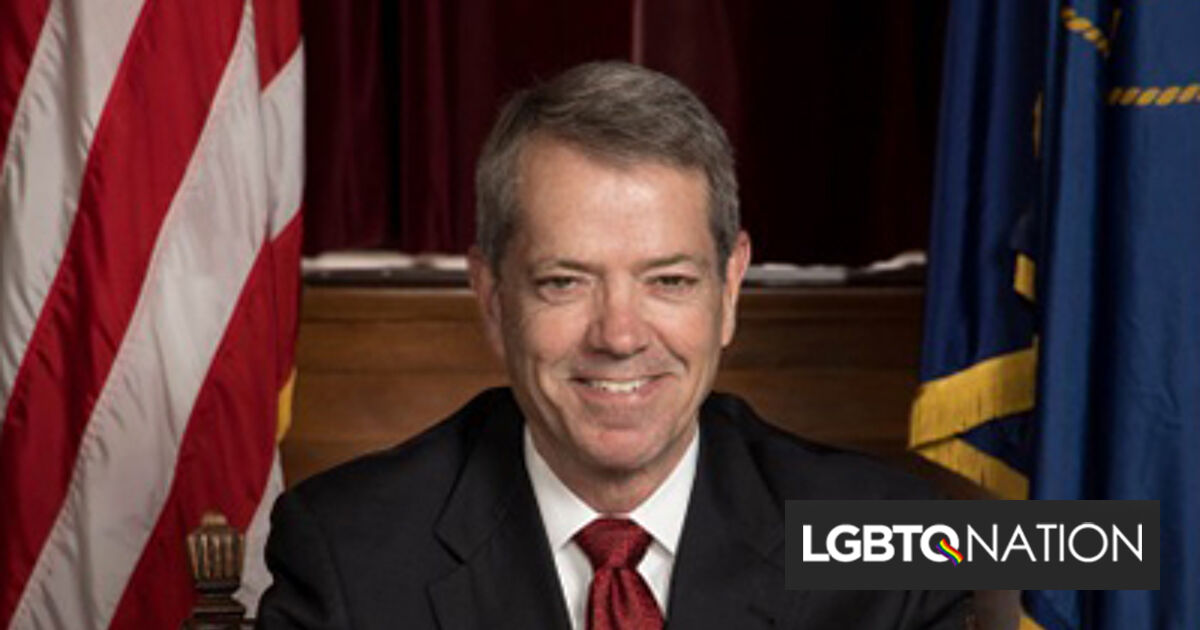 El gobernador de Nebraska define la existencia de personas trans con una nueva orden ejecutiva