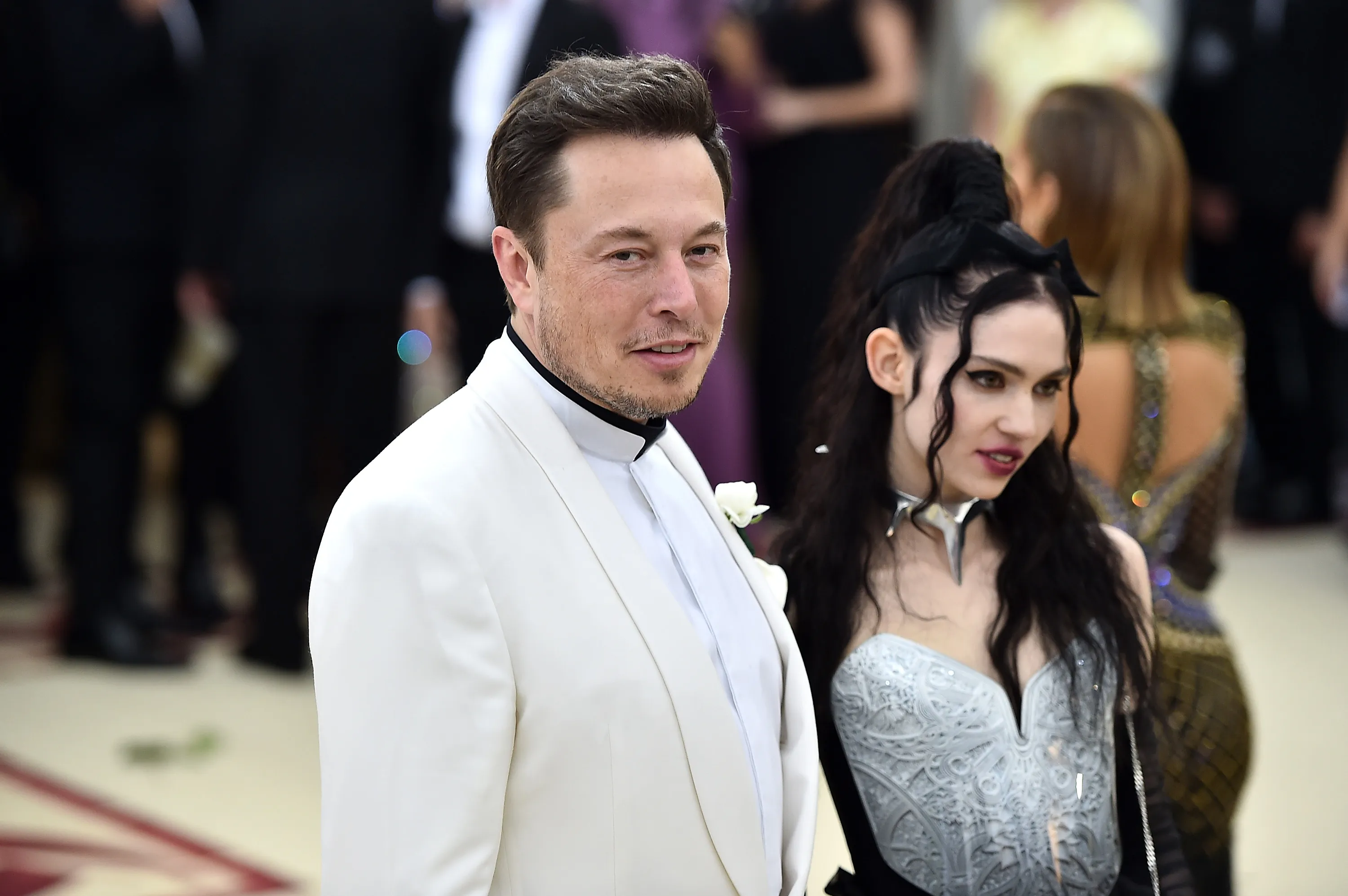 Grimes dice que Elon Musk 'no odia a las personas trans' y está 'estresado por la fertilidad'