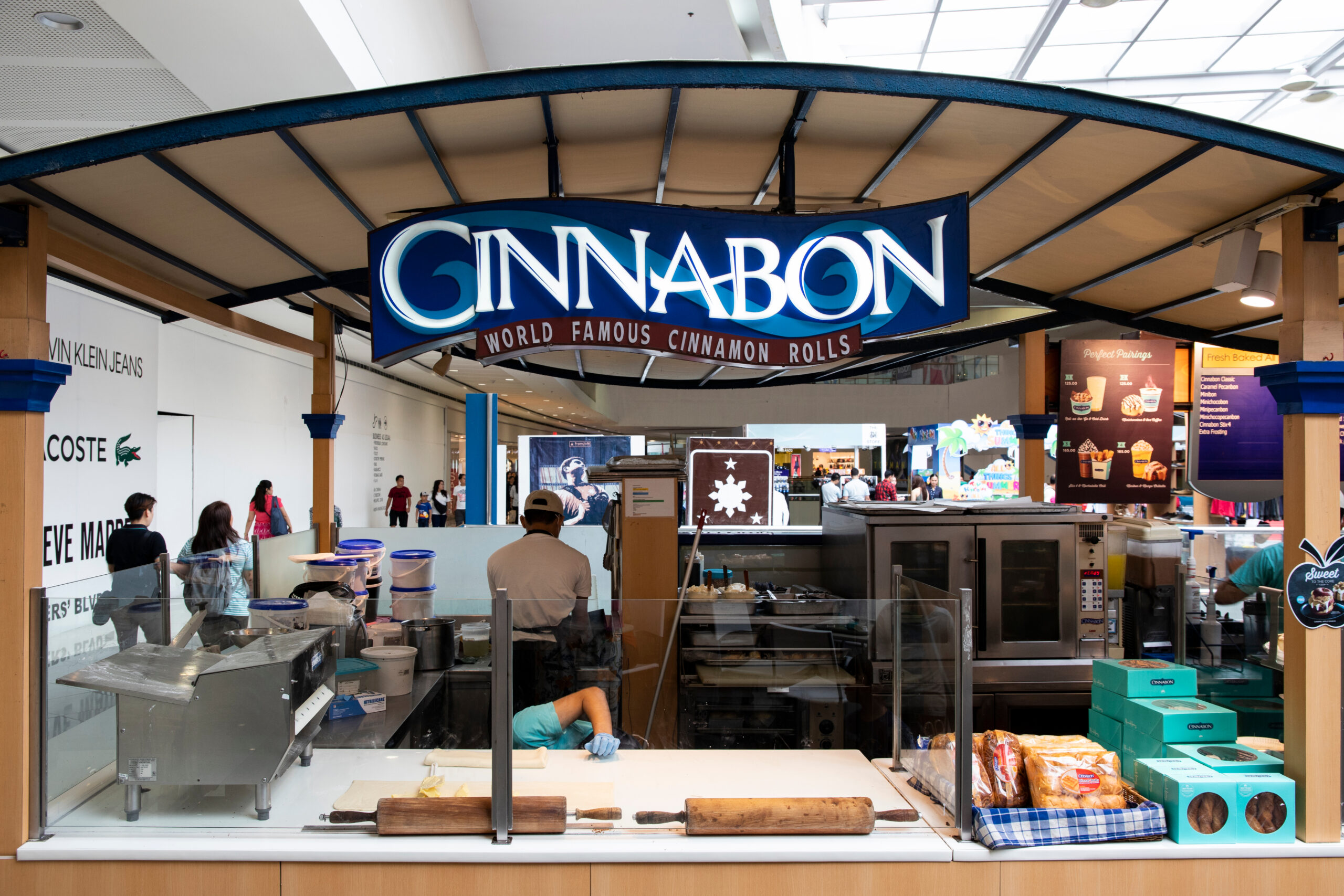 Huelga de empleados de Cinnabon por supuesta demanda de retirar todas las decoraciones del Orgullo