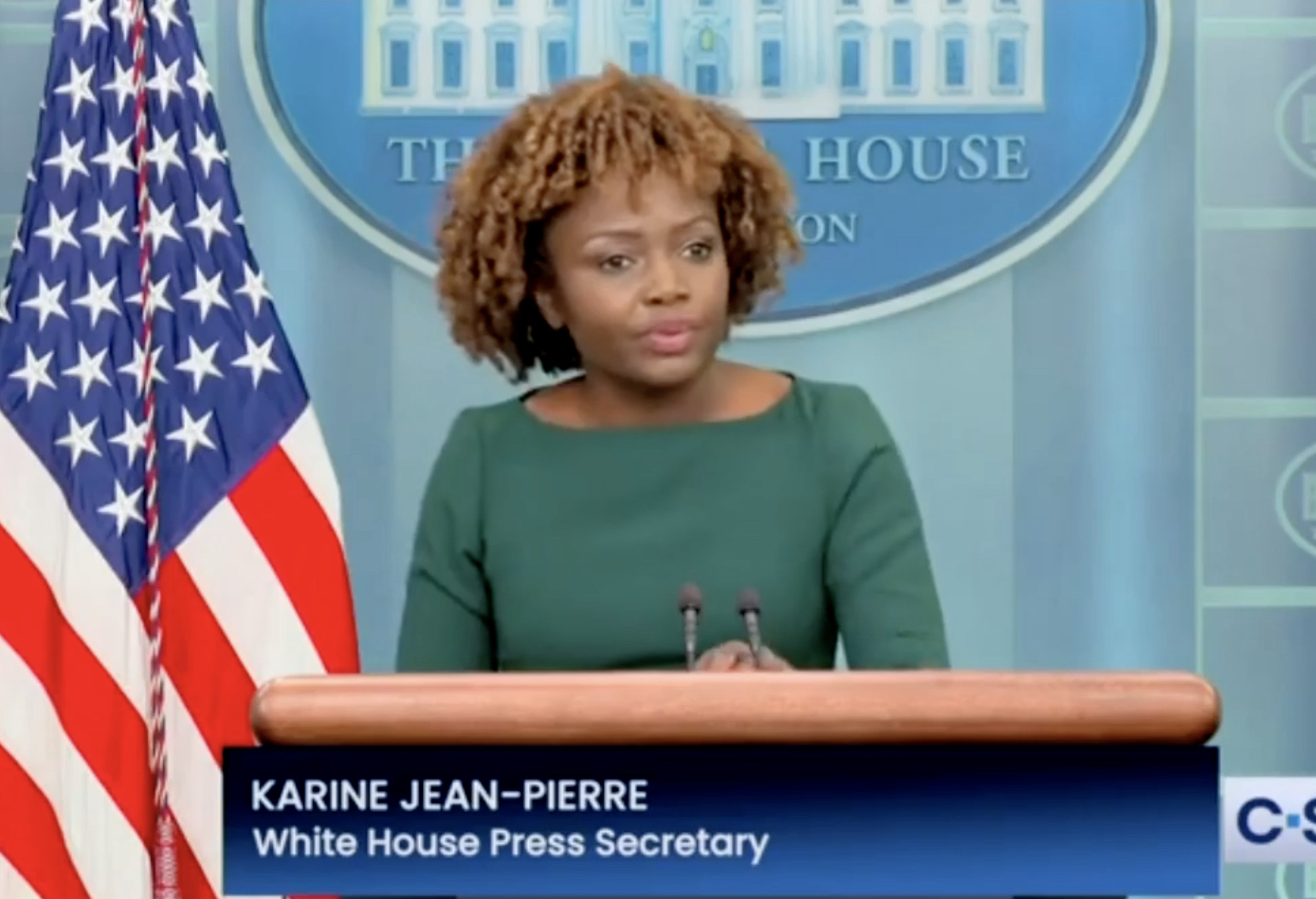 Karine Jean-Pierre no podía creer la extraña pregunta del periodista de Fox sobre Joe Biden y la cerveza