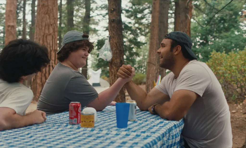 Jamie (L) y Dan (R) luchan con los brazos en la película sobre la mayoría de edad Big Boys.