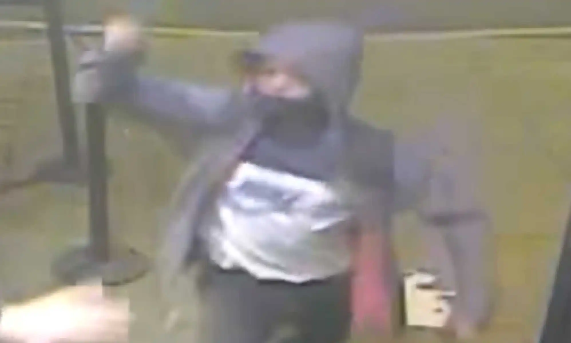 La policía publica una imagen de circuito cerrado de televisión del hombre después del ataque homofóbico con cuchillo de dos cerveceros