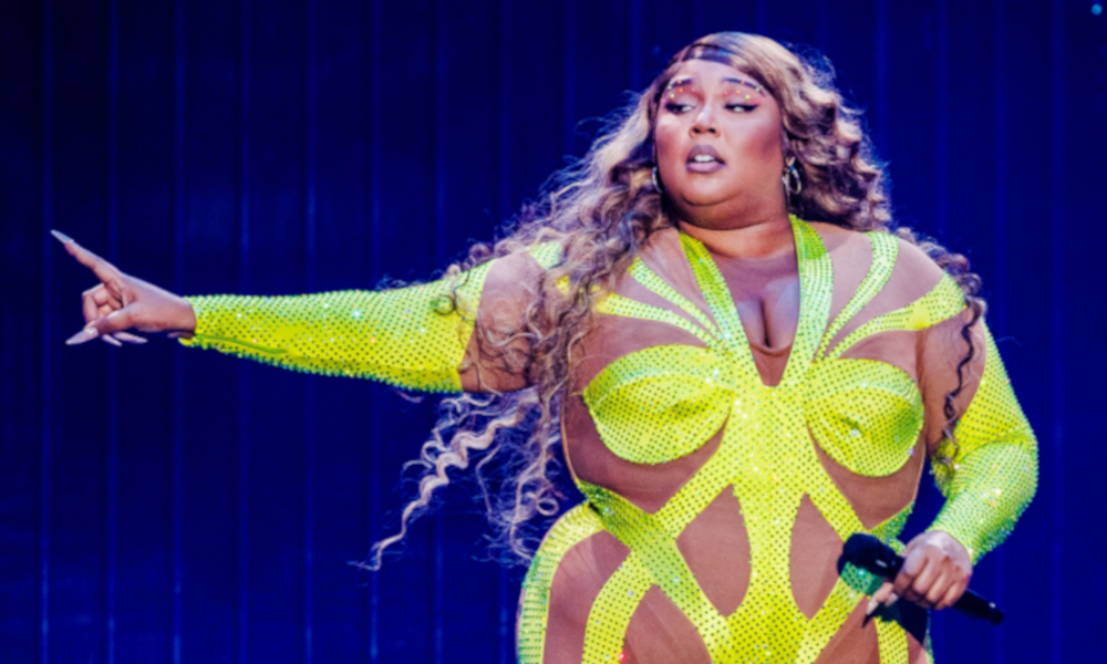 Lizzo niega las acusaciones hechas en su contra por ex bailarines de respaldo
