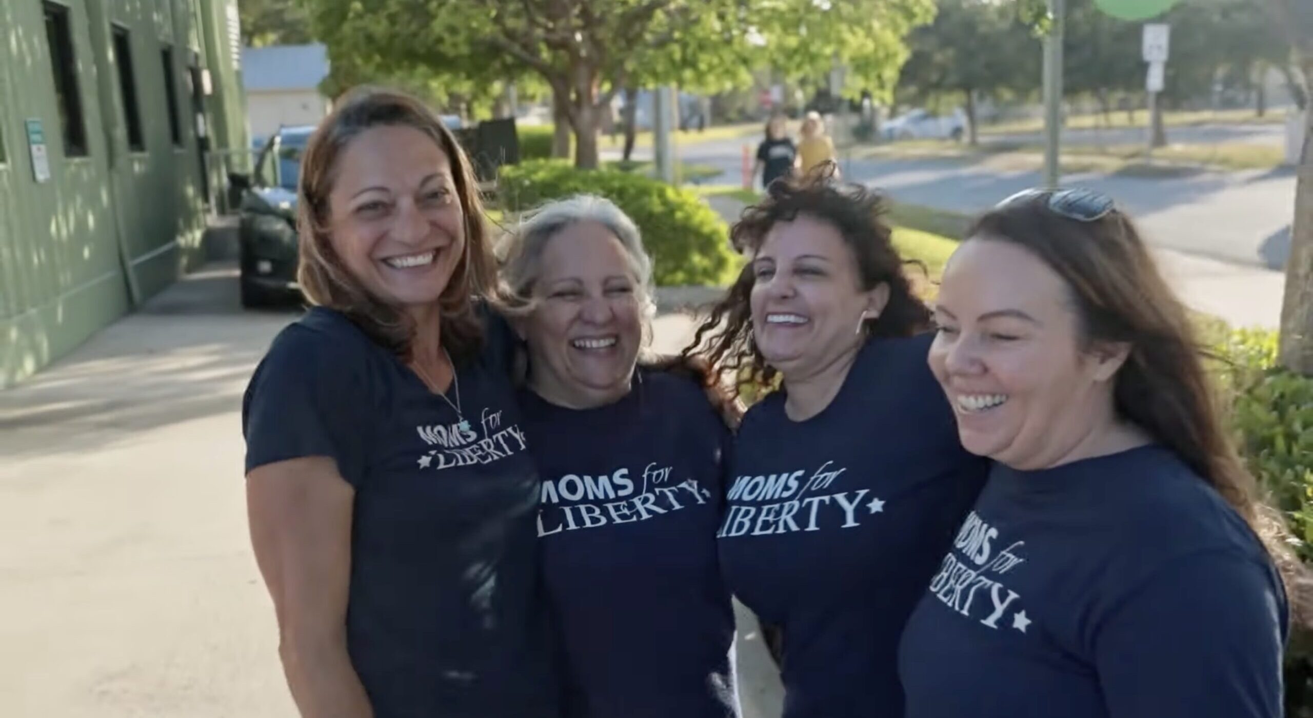 Moms for Liberty dice que la bibliotecaria "lesbiana marxista" es una amenaza para los niños