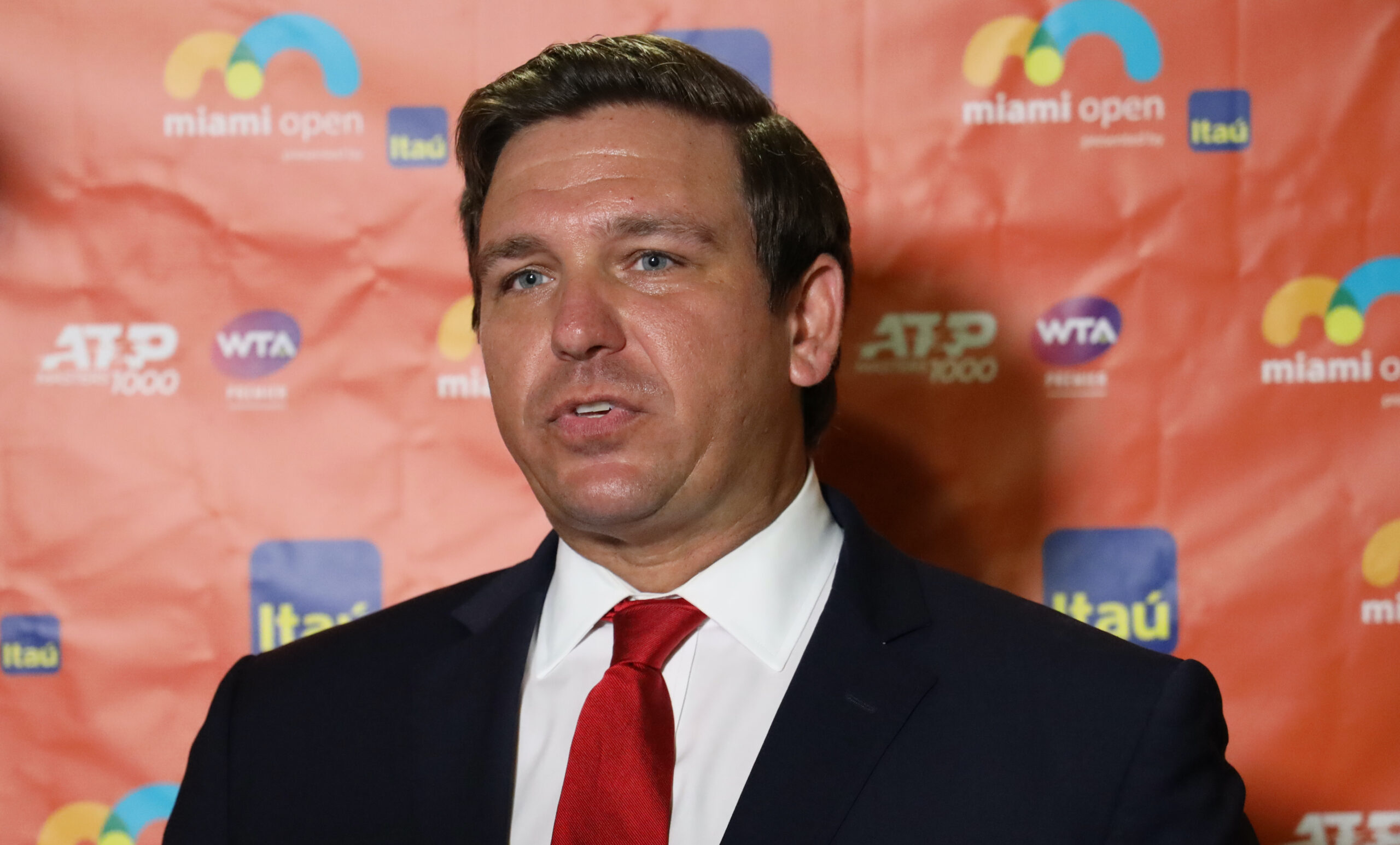 Ron DeSantis no dirá cómo manejaría a su propio hijo saliendo como LGBTQ+