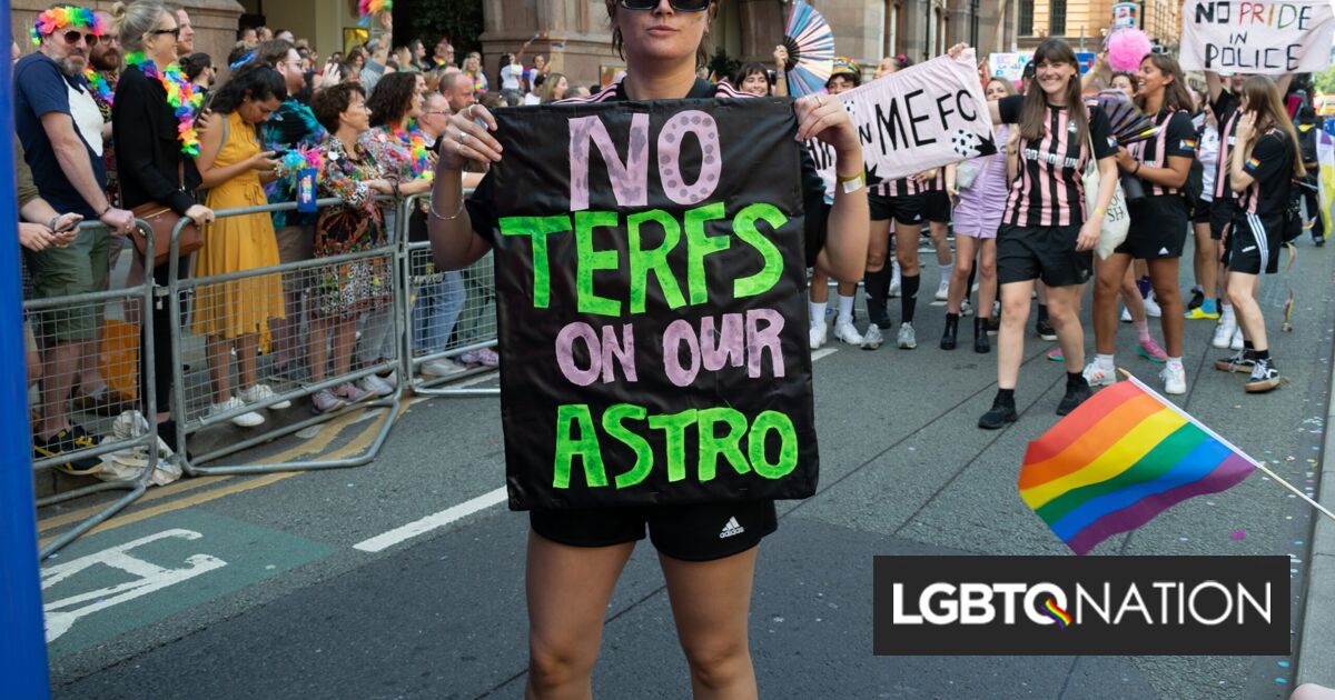 Transfóbico dejado por su médico después de comparar su bandera trans con "una bandera nazi"