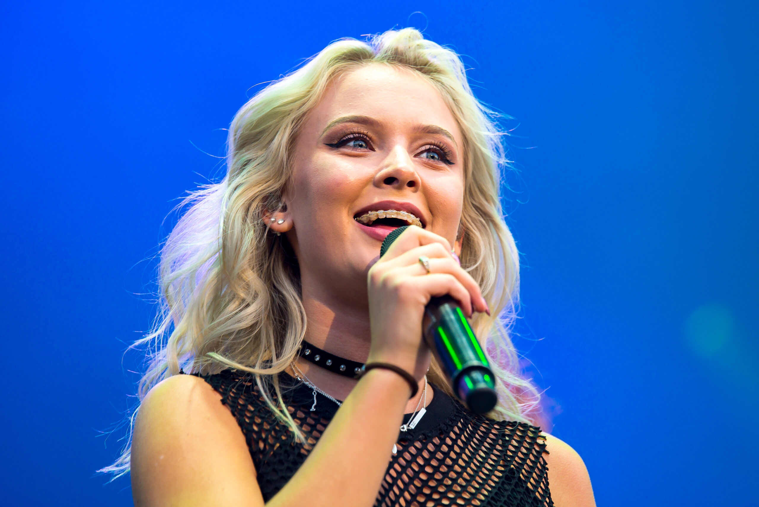 Zara Larsson les dice a los hombres homosexuales que dejen de acusar falsamente a las mujeres de homofobia para reírse