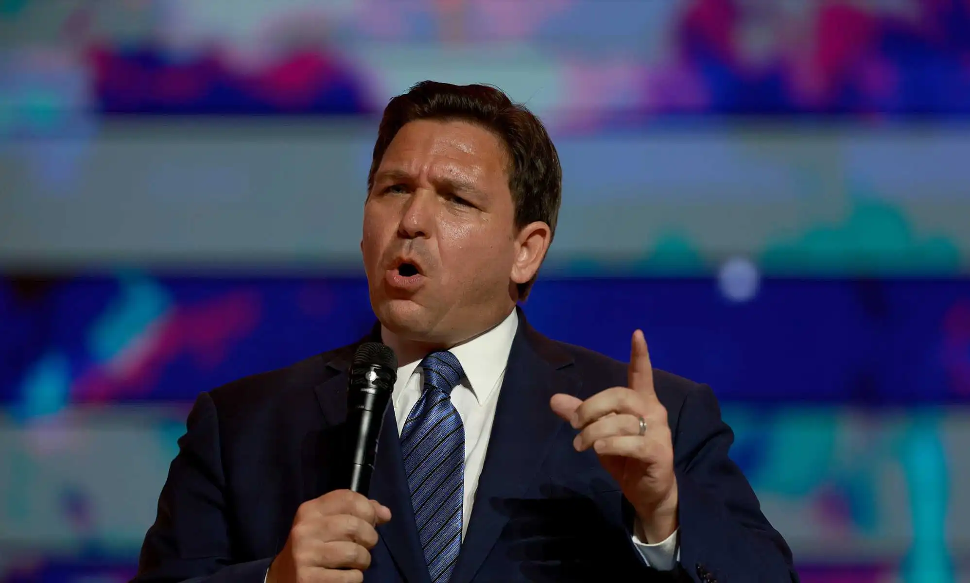 Ron DeSantis dice que advertir sobre una Florida "hostil" para los visitantes negros y LGBTQ+ es un "truco" político