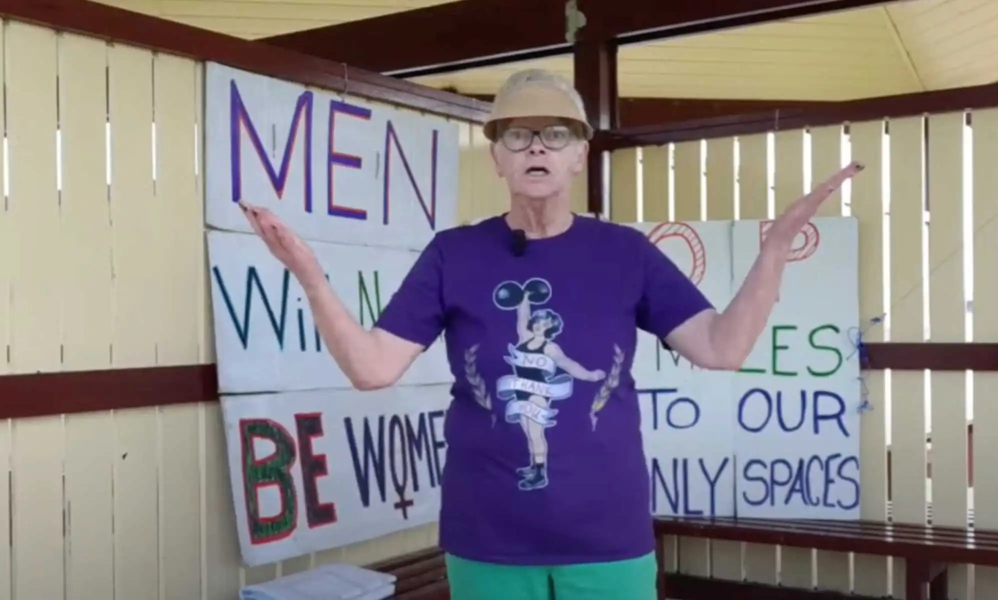 Activista crítica de género hace comentarios viles sobre la muerte de una persona trans en una manifestación anti-trans
