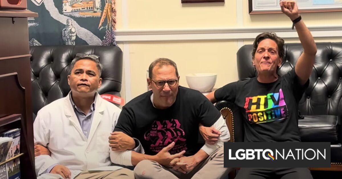 Activistas contra el VIH arrestados en el Capitolio de Estados Unidos después de una sentada en la oficina de Kevin McCarthy