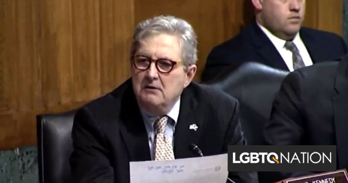 El senador John Kennedy lee pasajes sexualmente explícitos para justificar la prohibición de libros anti-LGBTQ+