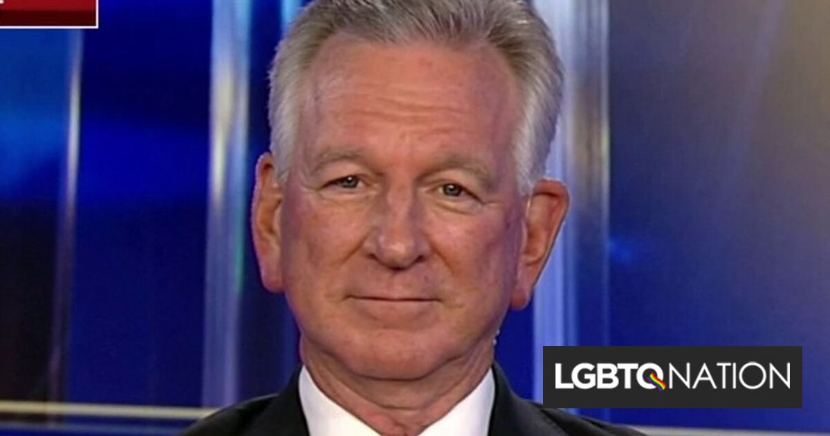 El senador Tommy Tuberville culpa a un poema gay por bloquear los ascensos militares