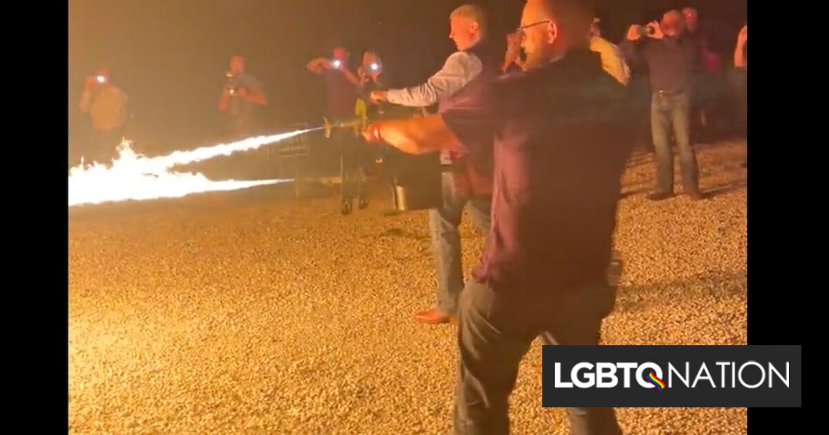 Legisladores republicanos realizan quema simbólica de libros con lanzallamas