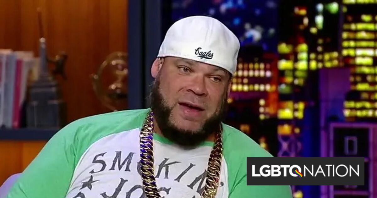 Luchador profesional retirado amenaza a niños trans en Fox News