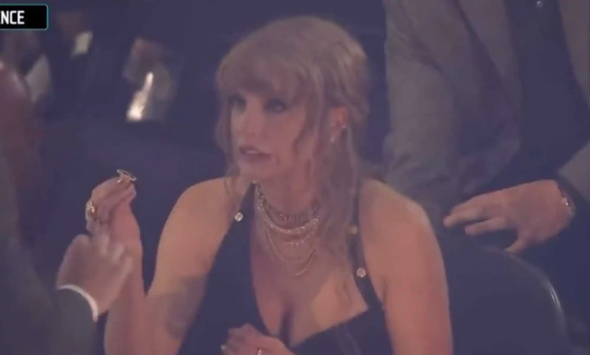 Taylor Swift breaks her ring at the 2023 MTV VMAs.