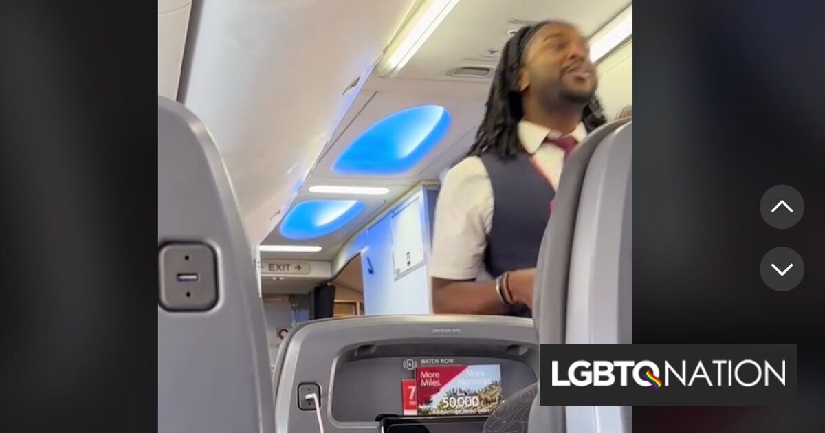 Un asistente de vuelo se vuelve viral con su anuncio de seguridad sobre sincronización de labios