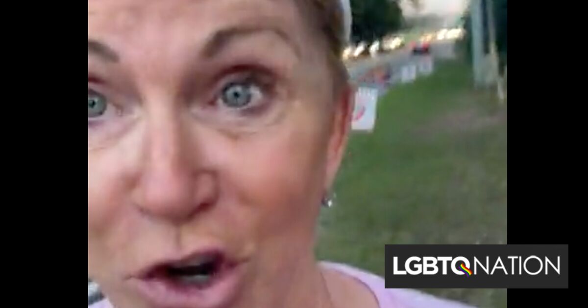 Un fanático de la prohibición de libros ataca a su oponente.  Ella exige una sección con clasificación X en la biblioteca.