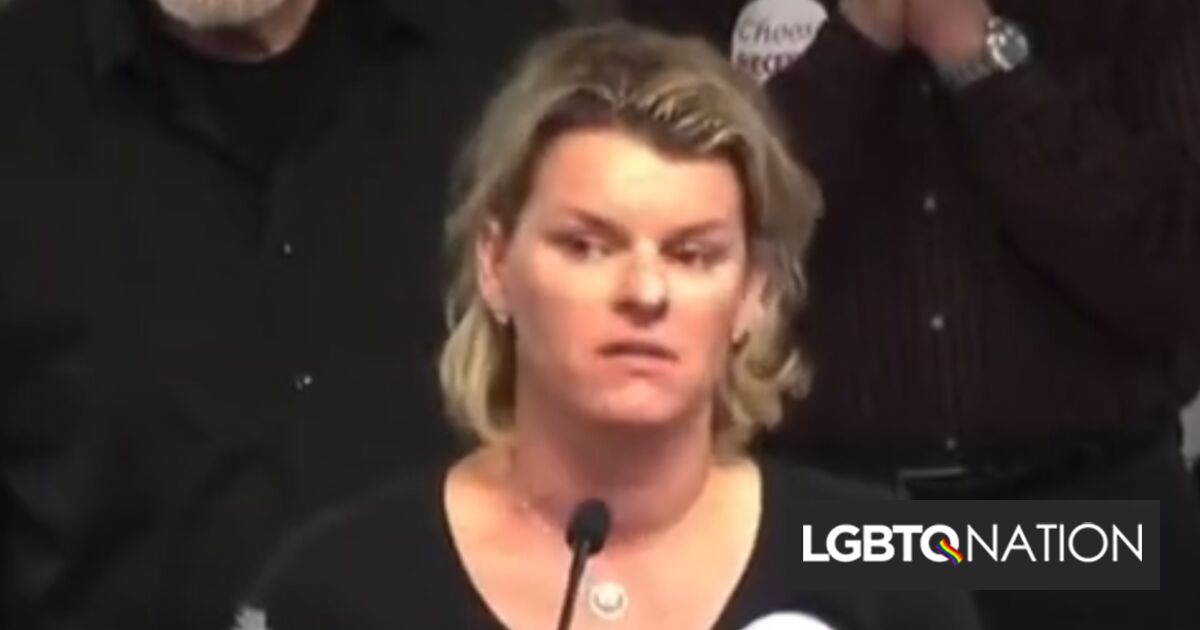 Una asistente del Partido Republicano grita mientras afirma que las personas LGBTQ+ están “entrenando” a niños en el uso de tapones anales