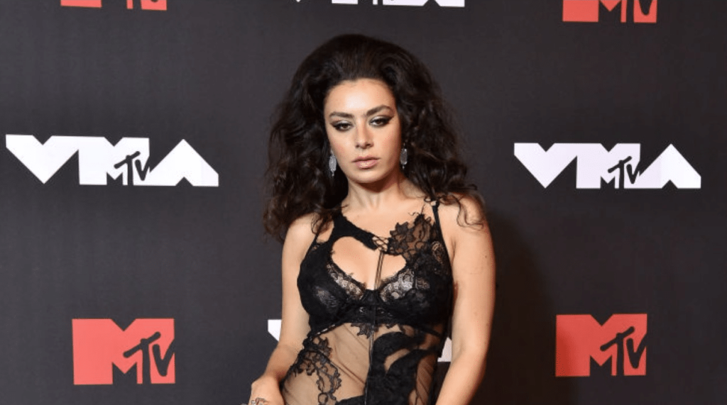 Charli XCX se presentará en dos festivales del Reino Unido luego de su gira con entradas agotadas.