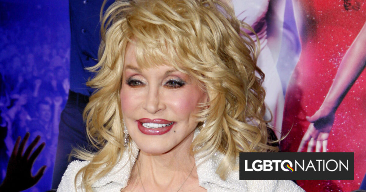 Dolly Parton dice que su familia la “azotó” por vestirse como el “vagabundo de la ciudad”