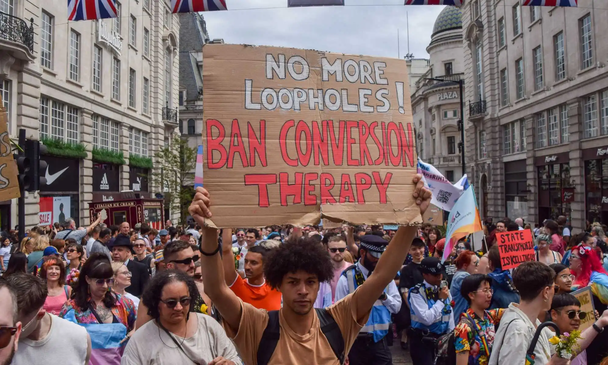 EHRC exige al gobierno que implemente la prohibición de la terapia de conversión inclusiva para personas trans