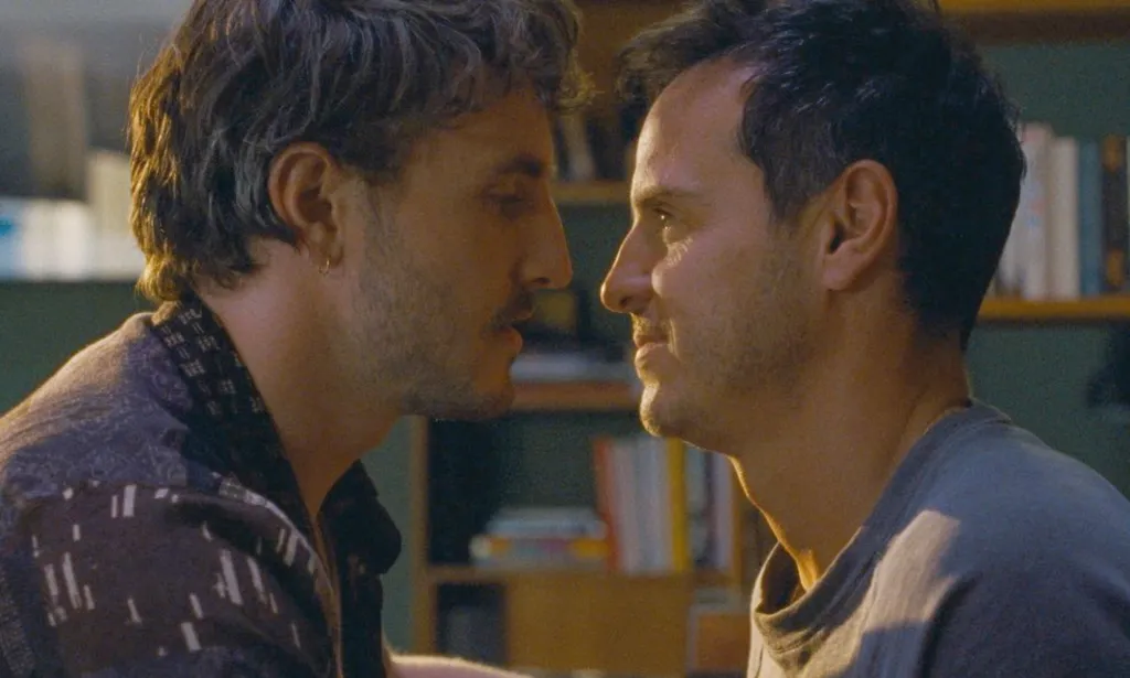 Paul Mescal (izq.) y Andrew Scott (derecha) en All of Us Strangers.