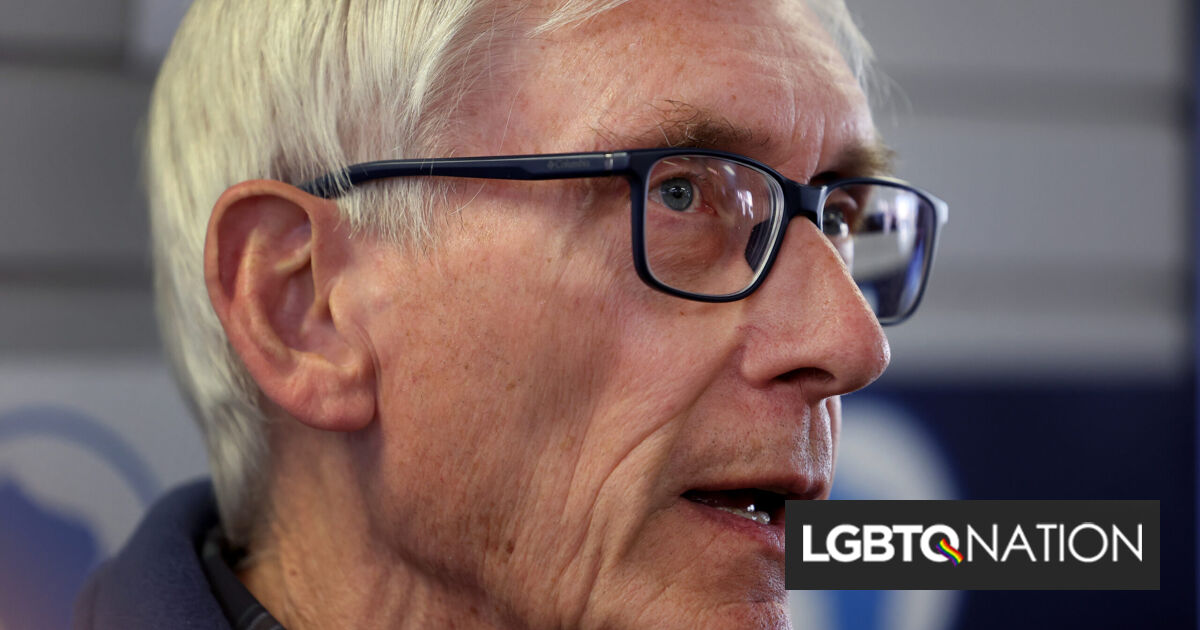 El gobernador marchó a la legislatura para decirles a los activistas por los derechos de las personas trans que vetará todos los proyectos de ley anti-trans