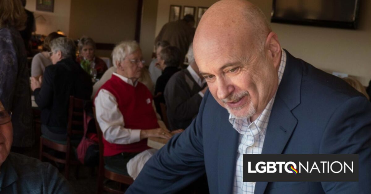 El representante Mark Pocan explica por qué ha enmarcado guantes de goma en su oficina