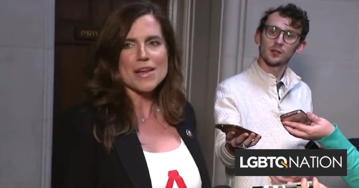 La congresista republicana usa una letra “A” escarlata, como en adulterio, porque la gente era mala con ella.