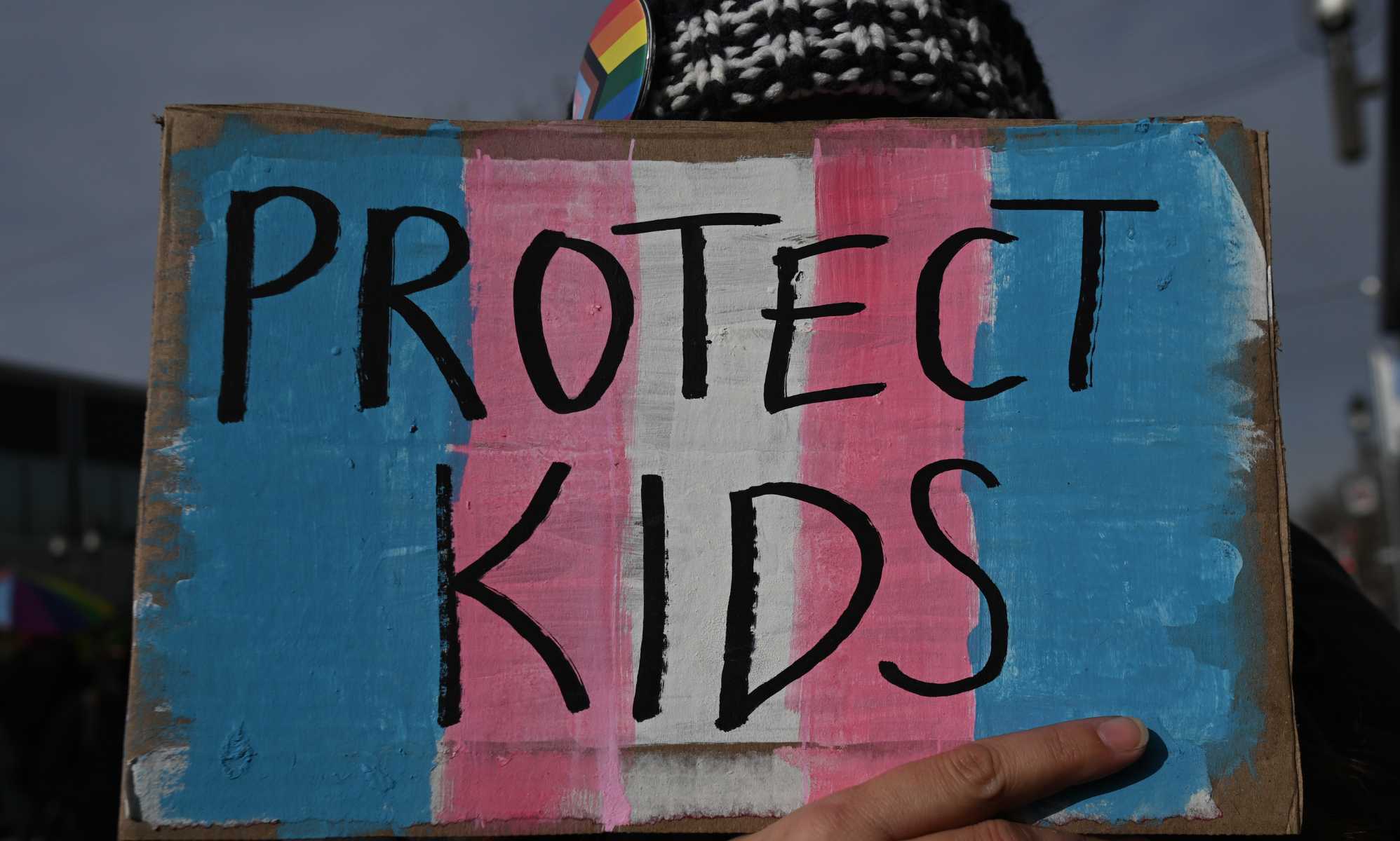 Los canadienses protestan contra la política que obliga a salir del país a los niños trans: "Esta legislación es perjudicial"