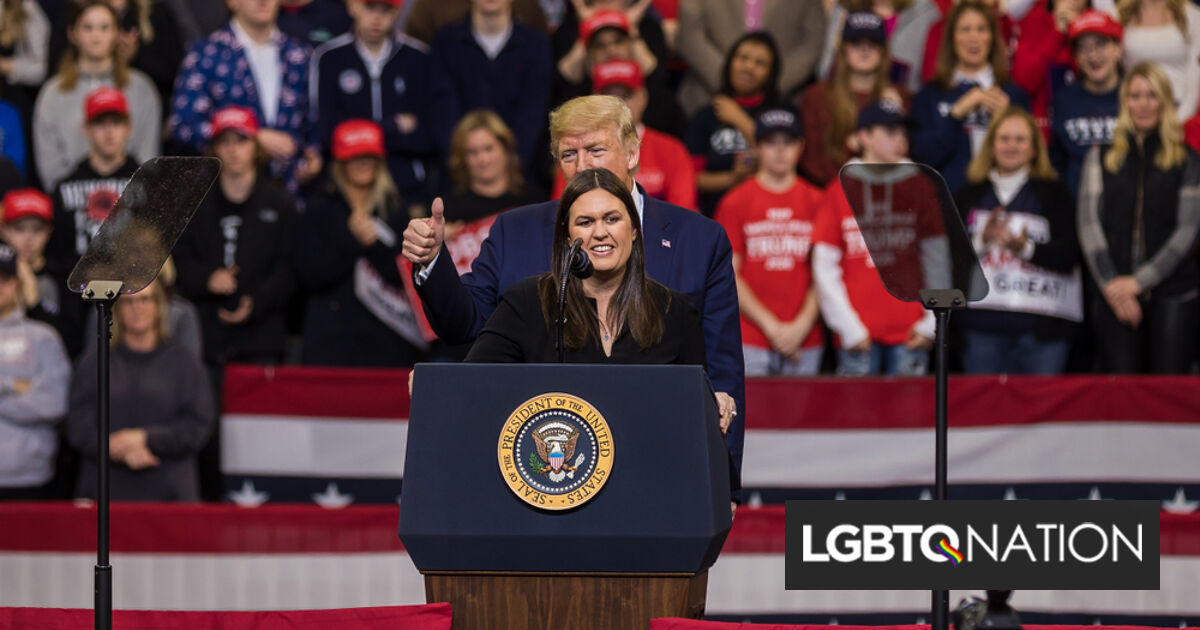 Sarah Huckabee Sanders gastó 19.000 dólares en un atril que no usará y luego culpó a los medios