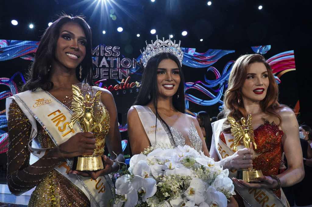 Las 3 mejores concursantes se mantienen al margen durante el Concurso de Belleza Transgénero Miss International Queen 2022