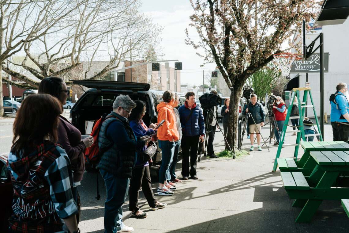 Los clientes hacen fila alrededor de la cuadra el día de la inauguración del Sports Bra.