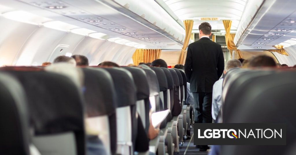 Asistente de vuelo gay deportado “por usar crema hidratante con color”