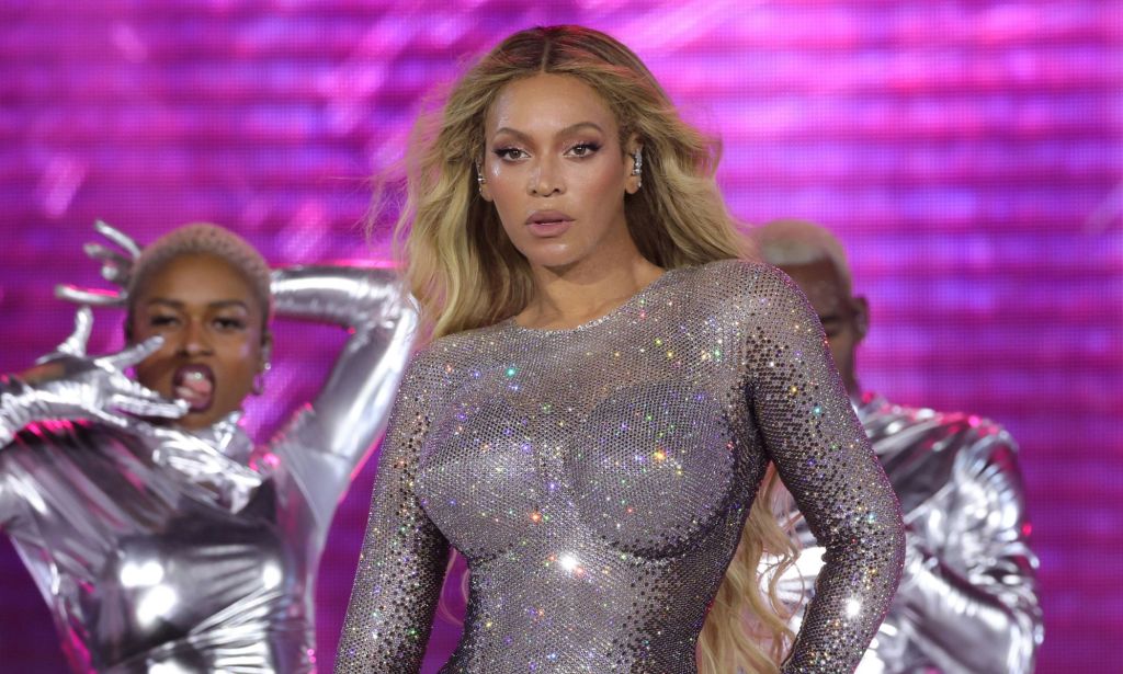 Beyoncé con un mono plateado brillante actuando en el Renaissance Tour.